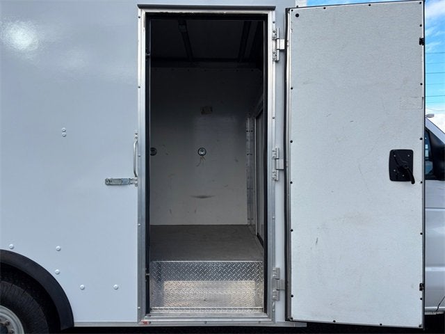 2022 Ford E-Series Cutaway Base