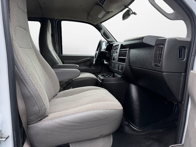 2023 Chevrolet Express Passenger 3500 1LS