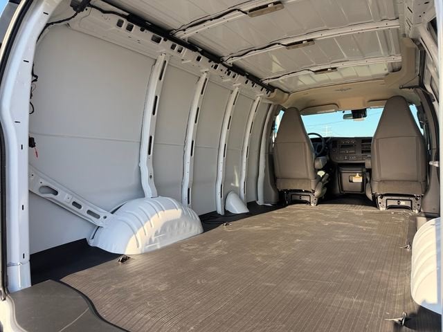 2025 Chevrolet Express Cargo WT