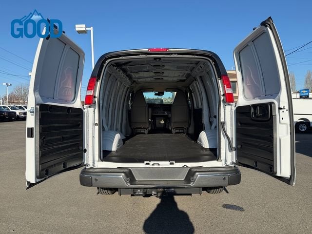 2025 Chevrolet Express Cargo WT