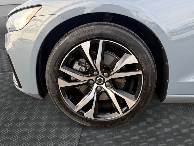2024 Volvo S60 Core Dark Theme
