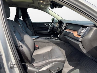 2022 Volvo XC60 Momentum